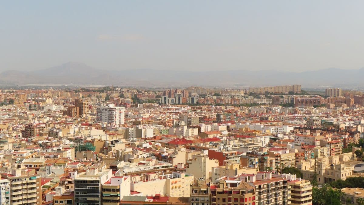 Vista panorámica de los tejados y edificios de viviendas de la ciudad de Murcia con la sierra al fondo