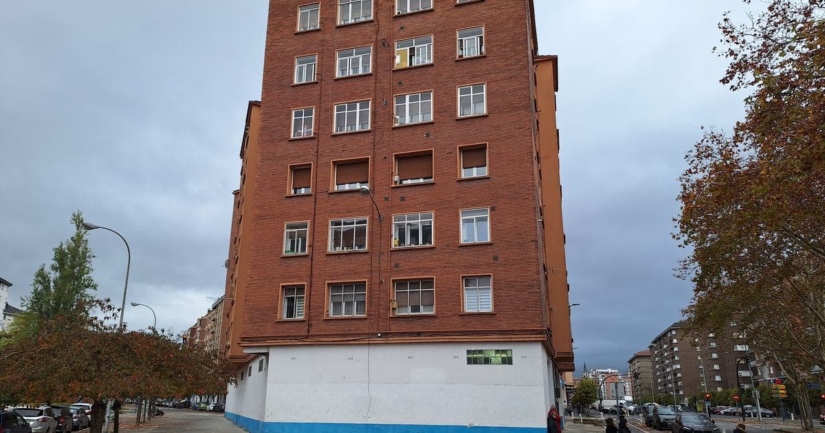 Edificios de viviendas de piedra en una calle de una ciudad del norte de España